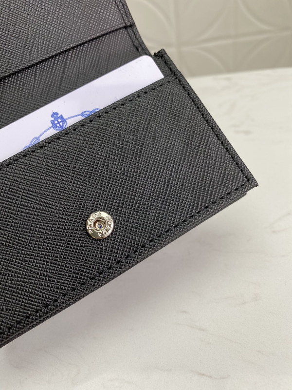 プラダ財布コピー着用イメージ